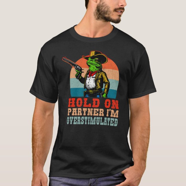 Camiseta Funny Cowboy Frog Hold On Partner I'm Over Stimula (Frente)