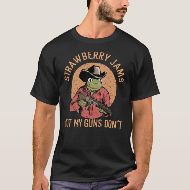 Camiseta Funny Cowboy Frog Meme Strawberry Jams But My Guns (Frente)
