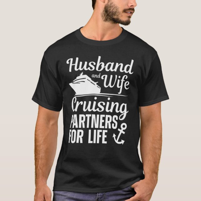 Camiseta Funny Cruising Design For Husband Wife Couples Cru (Frente)
