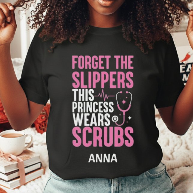 Camiseta Funny Custom Pink Nurse Princess Wears Scrubs (Criador carregado)