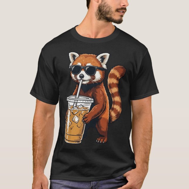 Camiseta Funny Cute Red Panda Drinking Iced Coffee (Frente)
