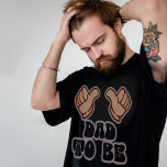Camiseta Funny dad to be<br><div class="desc">Pointing hands this guy is having a baby,  funny pregnancy announcement</div>