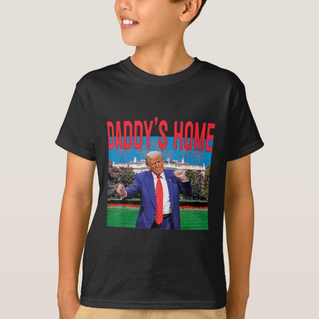 Camiseta Funny Daddys Home Trump Pink 2024 Leve América de  (Frente)