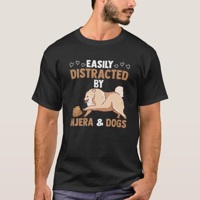Camiseta Funny Facilmente Distraido Por Injera E Cães Flatb (Frente)
