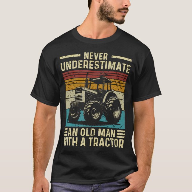 Camiseta Funny Farmer Never Underestimate An Old Man With A (Frente)