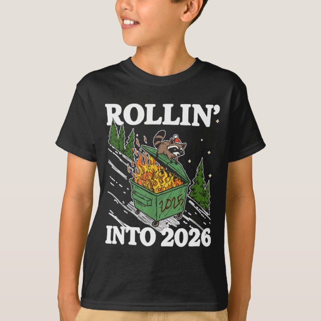 Camiseta Funny Feral Raccoon Rollin' Into 2026 Happy New Ye (Frente)