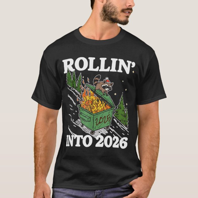 Camiseta Funny Feral Raccoon Rollin' Into 2026 Happy New Ye (Frente)