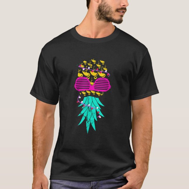 Camiseta Funny Flamingos Pineapple Xmas Tree Summer Christy (Frente)