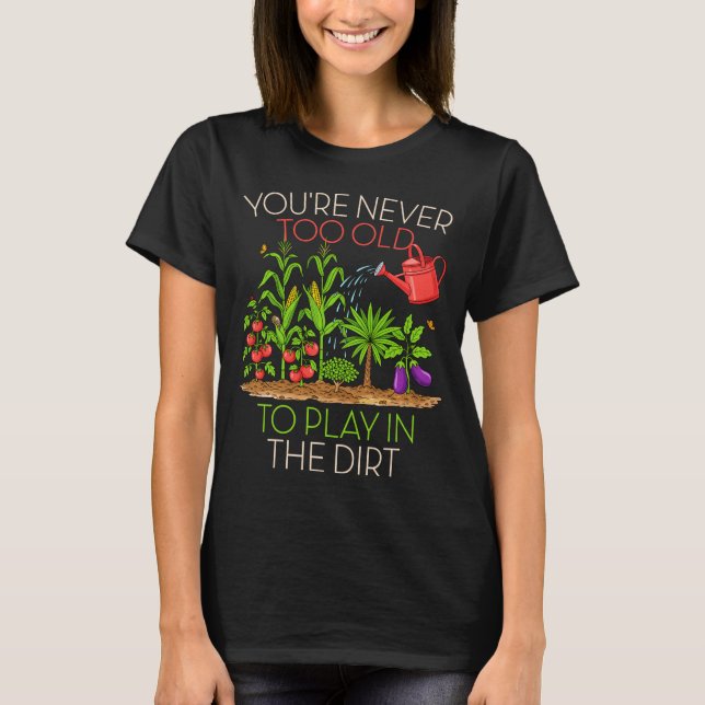 Camiseta Funny Gardening Never Too Old To Play In The Dirt  (Frente)