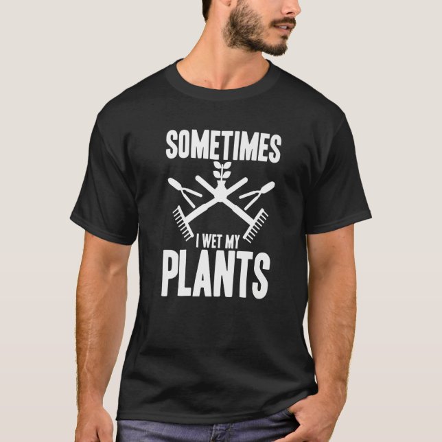 Camiseta Funny Gardening Sometimes I Wet My Plants Gardener (Frente)