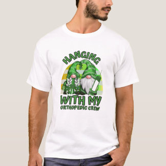 Camiseta Funny Gnome Hanging With Orthopedic Nurse St Patri