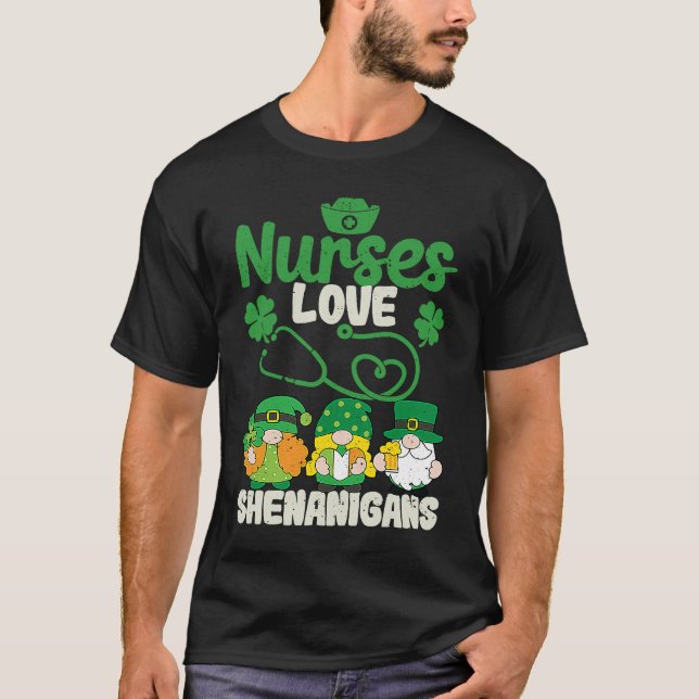 Camiseta Funny Gnomes Nurse St Patricks Day Nurses Love She (Frente)