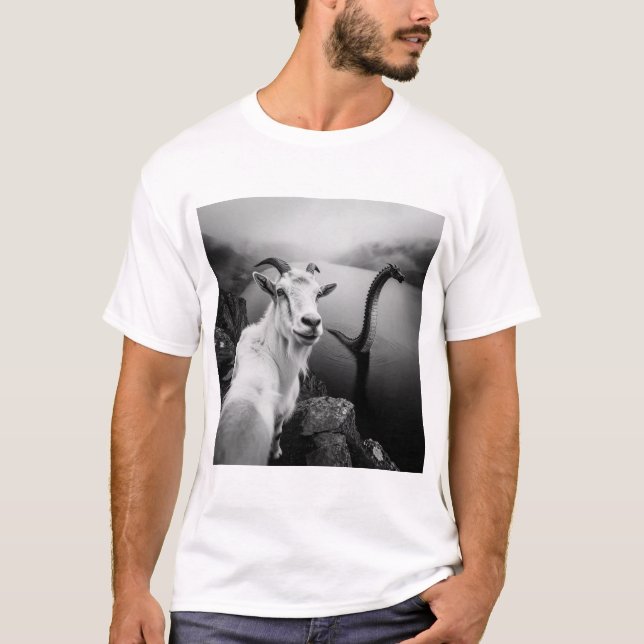 Camiseta Funny Goat Selfie with Loch Ness Monster T-Shirt  (Frente)