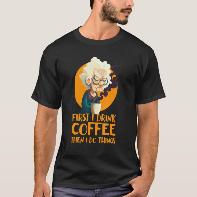 Camiseta Funny Grandma With Coffee - First I Drink Coffee - (Frente)