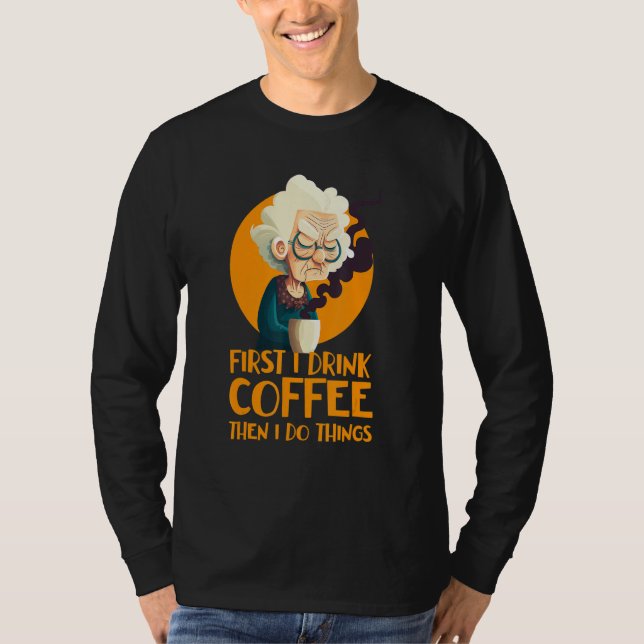 Camiseta Funny Grandma With Coffee - First I Drink Coffee - (Frente)