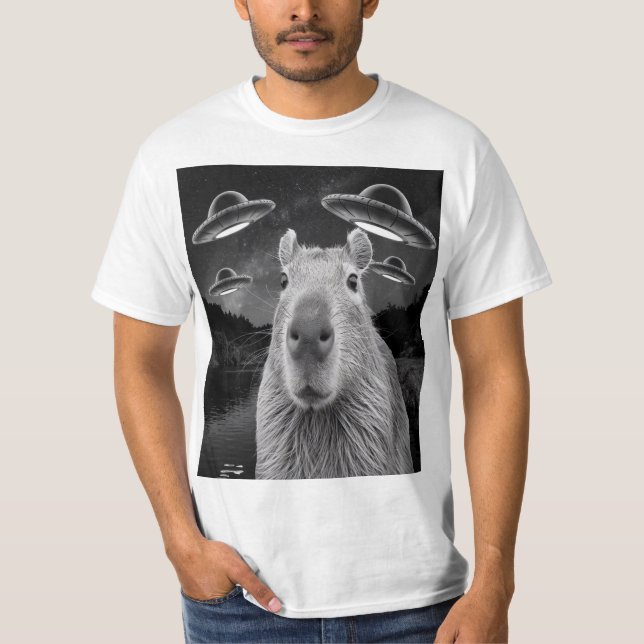 Camiseta Funny Graphic Capybara Selfie with UFOs Weird (Frente)