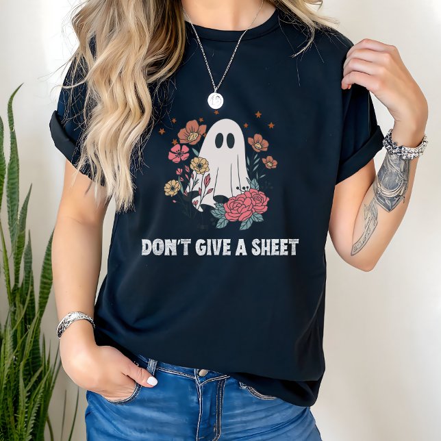 Camiseta Funny Halloween Shirt with Cute Ghost and Flowers (Criador carregado)