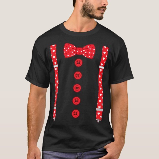 Camiseta Funny Hearts Bow Tie Suspenders Valentine's Day Co (Frente)