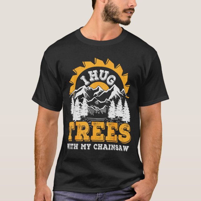 Camiseta Funny I Hug Trees Chainsaw Logger Mountain Design  (Frente)
