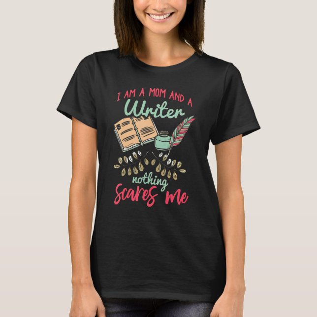 Camiseta Funny I'm a Writer And a Mom Nothings Scare Me Boo (Frente)