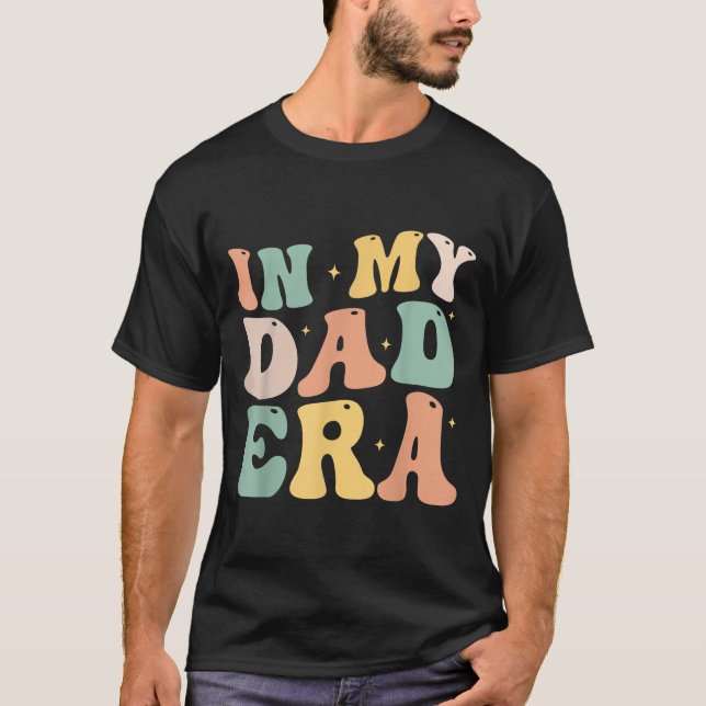 Camiseta Funny In My Daddy Era Lover Groovy Retro Daddy Fat (Frente)