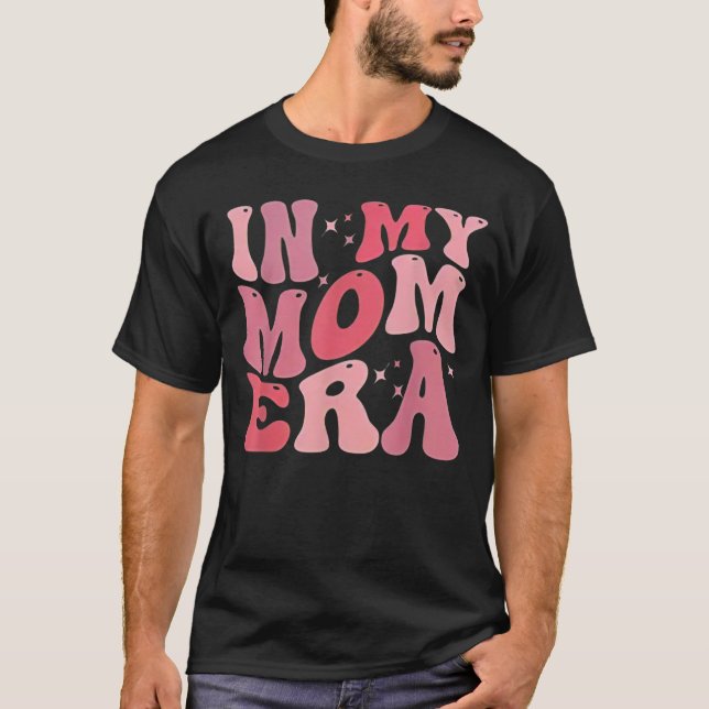 Camiseta Funny In My Mom Era Lover Groovy Retro Mom Mother' (Frente)