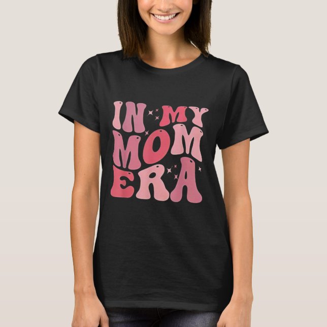 Camiseta Funny In My Mom Era Lover Groovy Retro Mom Mother' (Frente)