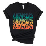 Camiseta Funny Introduvert Sagittarius Birthday Retro<br><div class="desc">Você é um Sagitário que prospera nas sombras e encontra conforto no seu mundo? Adote sua natureza misteriosa e introspectiva com nossa exclusiva camiseta de texto de gradiente "Sagitário Antisocial" personalizada projetada apenas para você! Torná-lo mais especial personalizando-o com o seu nome. Para perguntas ou pedidos relativos a esta design,...</div>