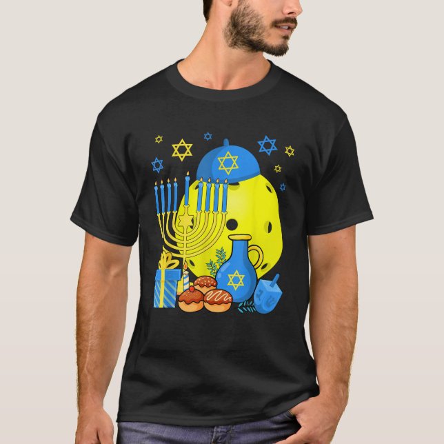 Camiseta Funny Jewish Pickleball Ball Menorah Happy Hanukka (Frente)