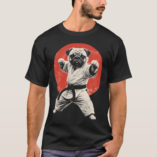 Camiseta Funny Karate Pug Black Belt Martial Arts Dog (Frente)