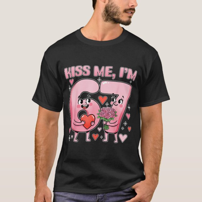 Camiseta Funny Kiss Me I'm 67 Cute Valentine's Day Couples  (Frente)