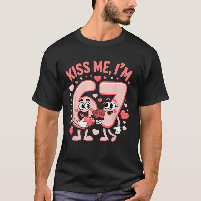 Camiseta Funny Kiss Me I'm 67 Cute Valentine's Day Couples  (Frente)