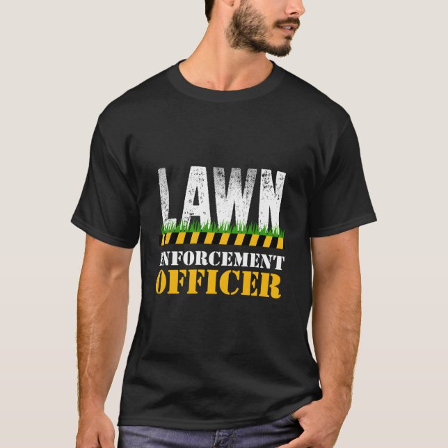 Camiseta Funny Lawn Responsável Pela Aplicação Da Lei Que M (Frente)