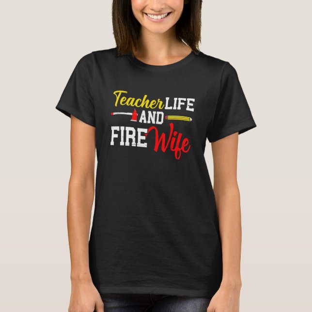 Camiseta Funny Life Fire Wife Teacher And Firefighter Wife  (Frente)