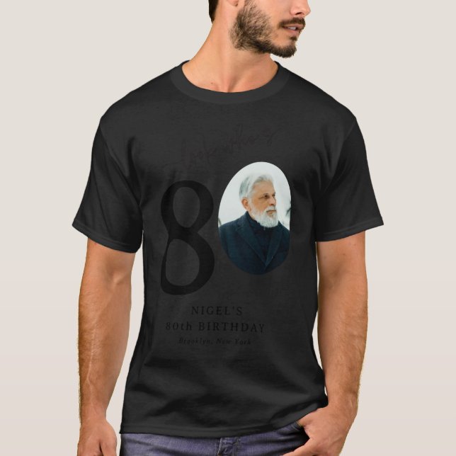 Camiseta Funny Look Whos 80 Stylish 80th Birthday  (Frente)