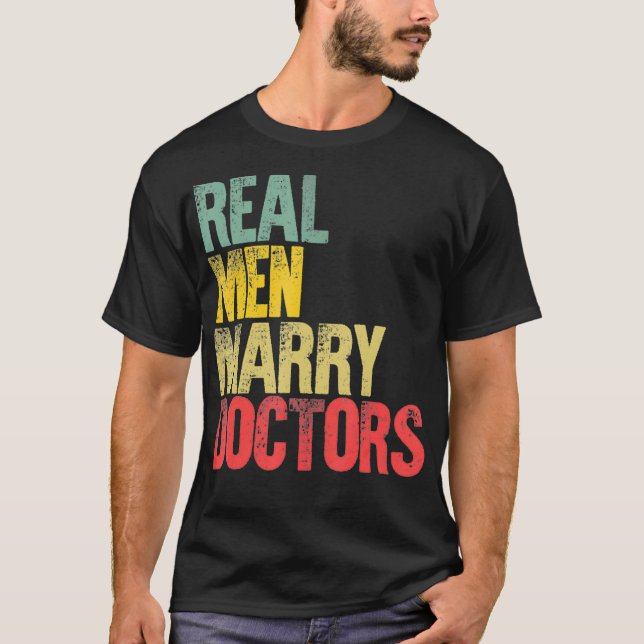 Camiseta Funny Marriage  Real Men Marry Doctors Groom (Frente)