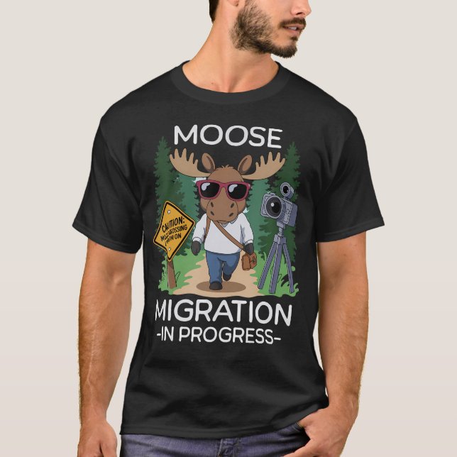 Camiseta Funny Moose Migration In Progress Moose Crossing C (Frente)