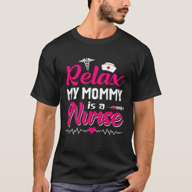 Camiseta Funny Mother's Day Relax My Mom Mommy Is A Nurse (Frente)