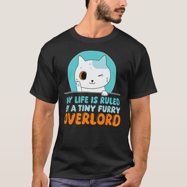 Camiseta Funny My Life Is Ruled By A Tiny Furry Overlord Ca (Frente)