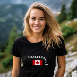 Camiseta Funny Niagara Cai Caipira Caipira Cana-de-Água Ban<br><div class="desc">Mostra "Niagara Falls" em texto branco caindo, derramando ou fluindo sobre a bandeira vermelha canadense com folha de mapa. Há duas cidades chamadas Niagara Falls, uma nos EUA e outra no Canadá. A cidade é um destino turístico popular. Design de Souvenir para turistas e residentes de Niagara Falls, incluindo visitantes...</div>