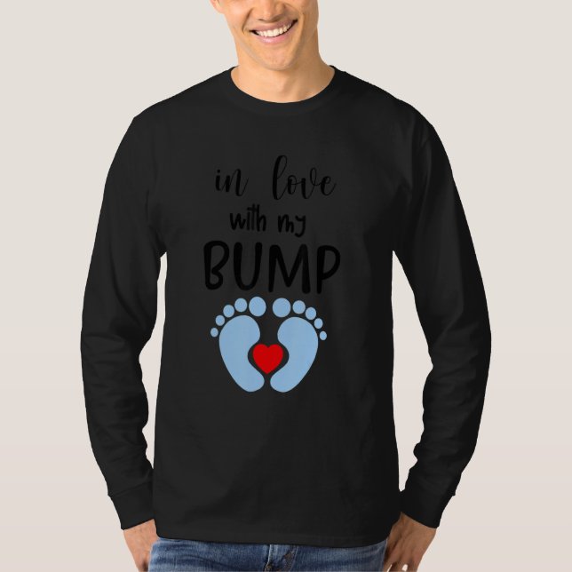 Camiseta Funny Pregnancy Announcement In Love With My Bump  (Frente)