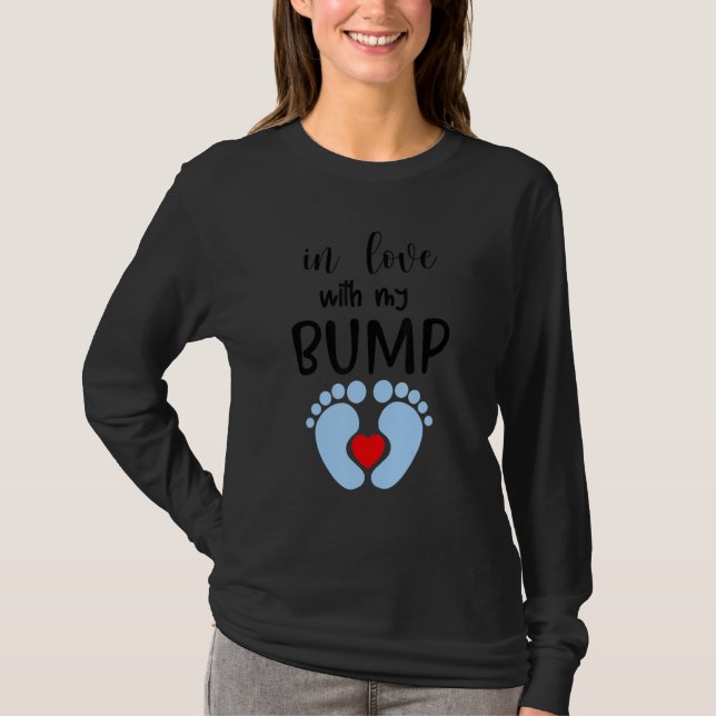 Camiseta Funny Pregnancy Announcement In Love With My Bump  (Frente)