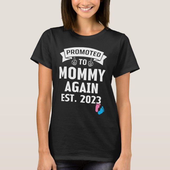 Camiseta Funny Promoted To Mom Again 2023 Gender Reveal Pin (Frente)