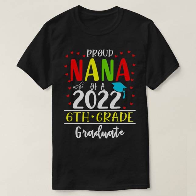 Camiseta Funny Proud Nana of a Class of 2022 6th Grade Grad (Frente do Design)