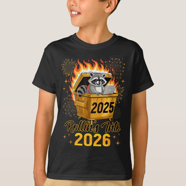 Camiseta Funny Raccoon Rollin's Into 2026 New Year Matching (Frente)