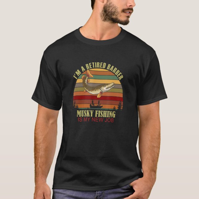 Camiseta Funny  Retired BARBER New Job Musky Fishing (Frente)