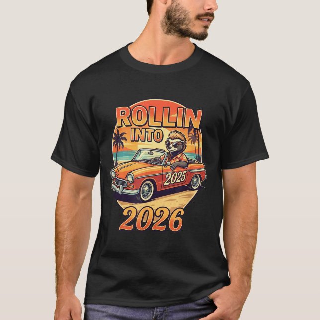 Camiseta Funny Rollin Into 2026 Retro Car Sunset Vibes Artw (Frente)
