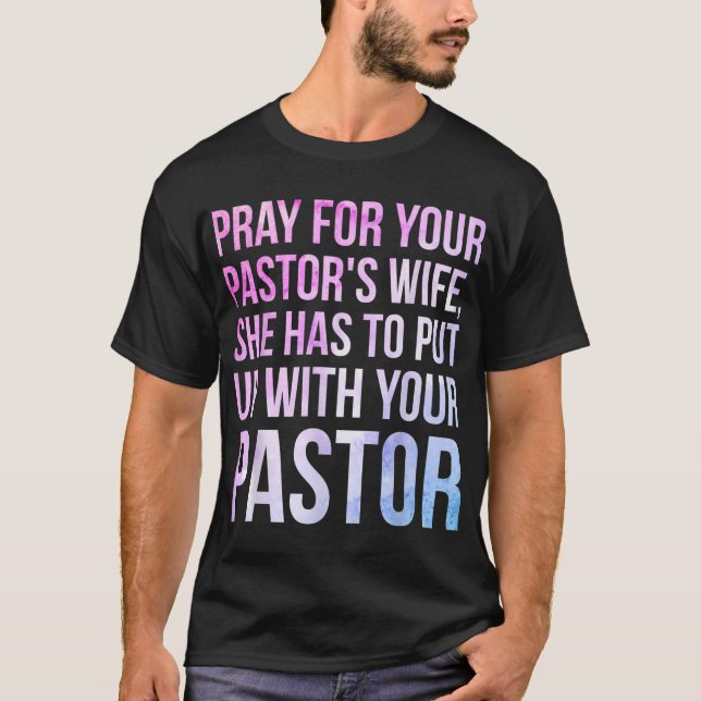 Camiseta Funny Sarcastic Loving Pastors Wife Gag Gift Idea (Frente)