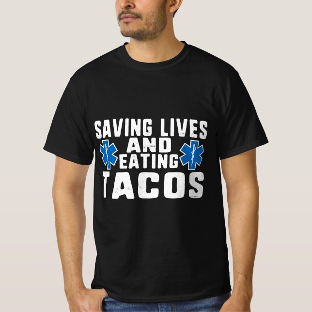 Camiseta Funny Saving Lives And Eating Tacos EMT  (Frente)