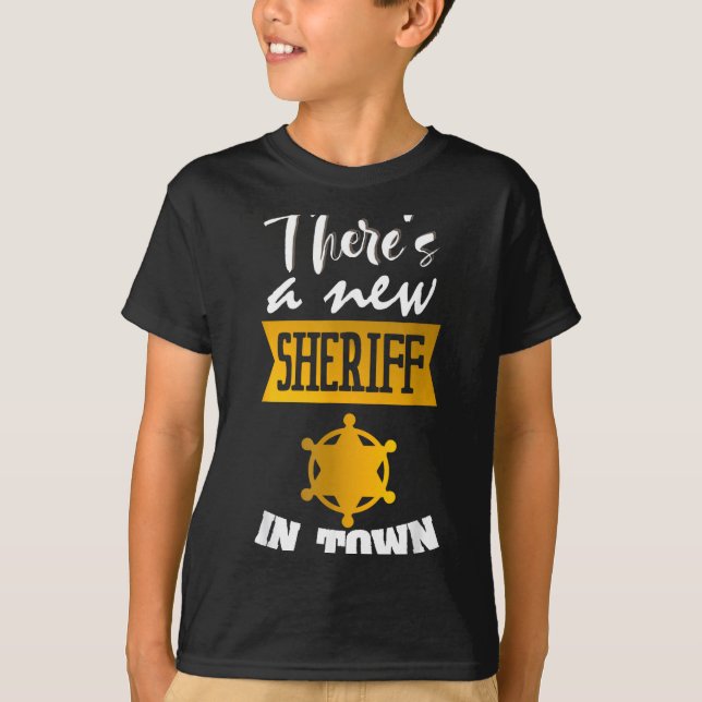 Camiseta Funny Saying There's A New Sheriff In Town Deputy  (Frente)